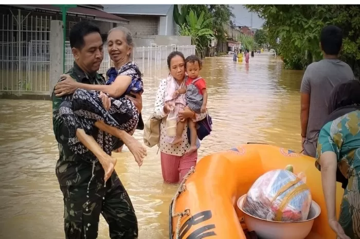 Aksi Heroik Kembali Ditunjukkan Prajurit TNI AD Selamatkan Lansia Terjebak Banjir di Bungo Akibat Hujan Deras