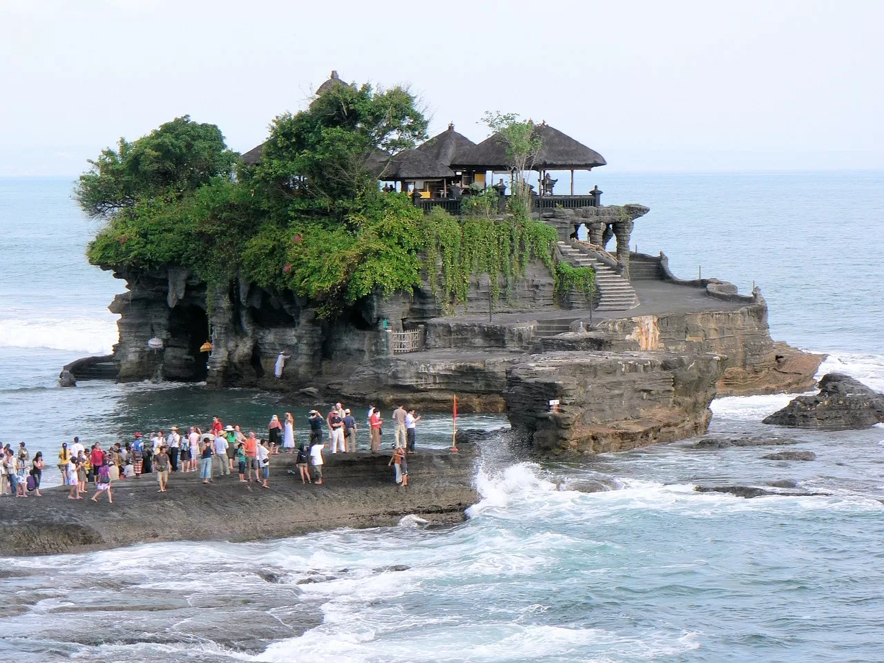Tanah Lot Bali Dibanjiri 10 Ribu Wisatawan Saat Libur Natal
