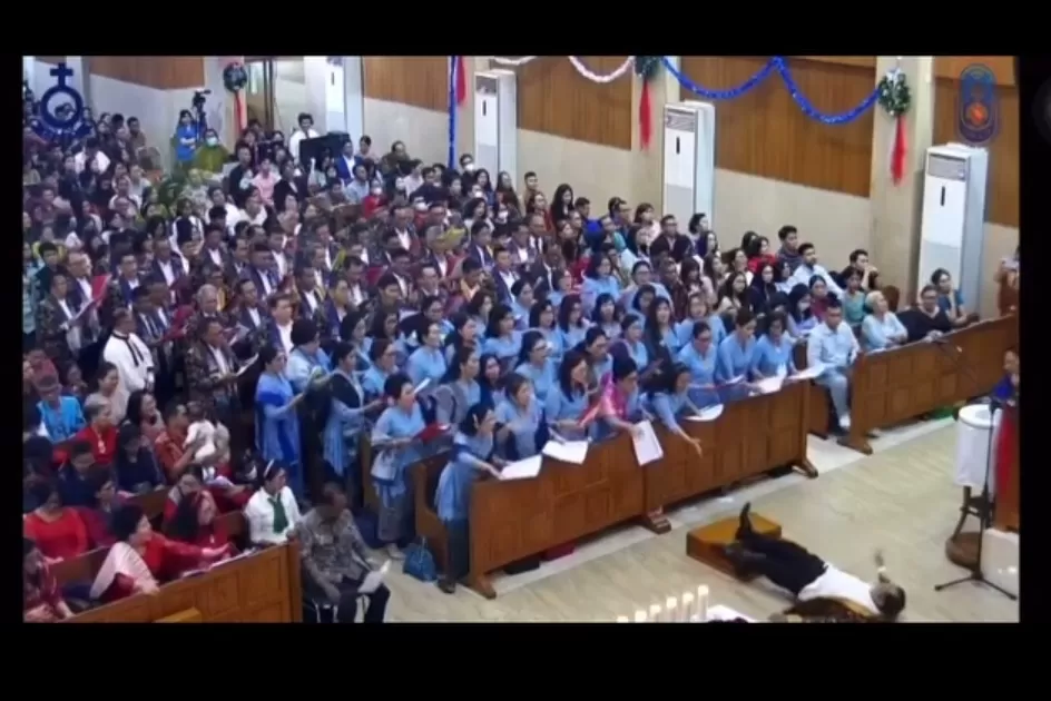 Viral Video Dirigen Paduan Suara Gereja Meninggal Dunia saat Memimpin Koor Dalam Perayaan Malam Natal di Gereja HKBP Jati Asih Bekasi