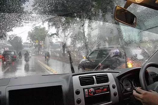Nyetir Mobil saat Hujan Malam Hari Wajib Perhatikan 10 Hal Ini Jika Tidak Ingin Terjadi Sesuatu yang Tidak Diinginkan