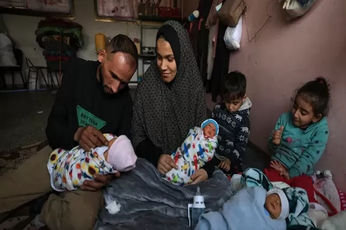 Kisah Mengharukan, di Tengah Serangan Israel ,  Ibu Pengungsi Palestina di Gaza Melahirkan Anak kembar Empat