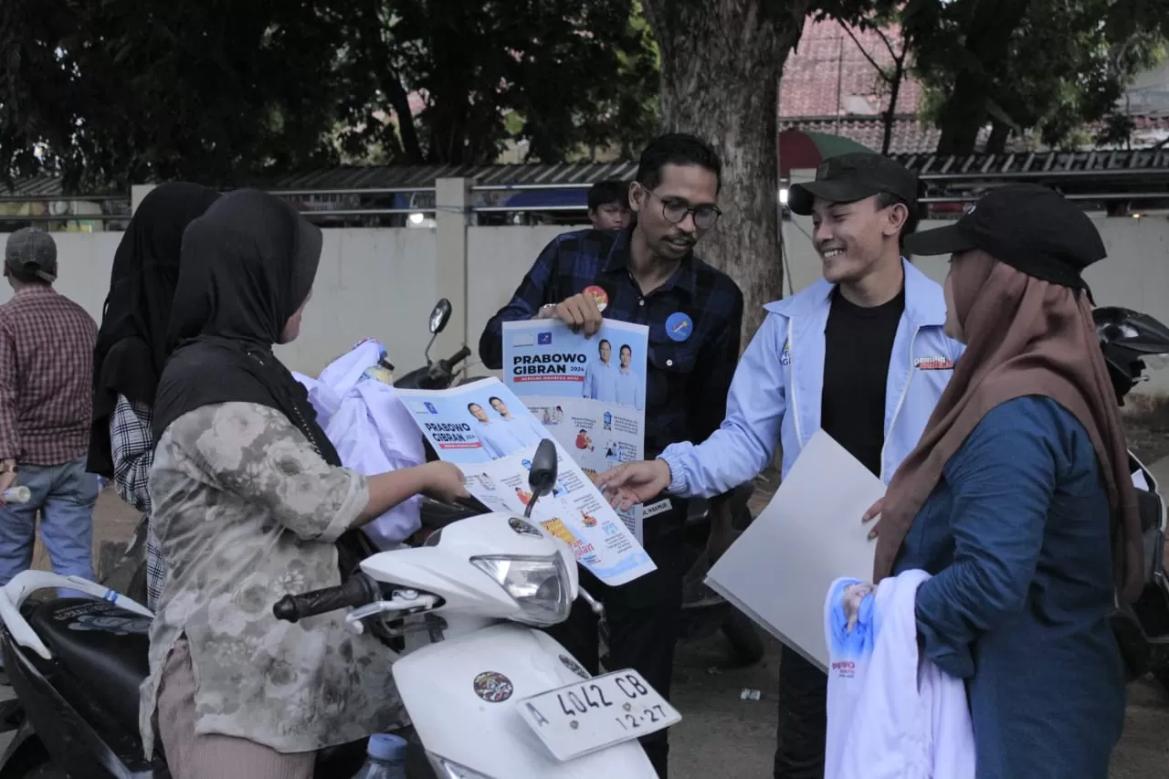 Lagi, Partai PRIMA Banten Bagikan Susu Gratis ke Anak-anak, Disambut Antusias oleh Warga