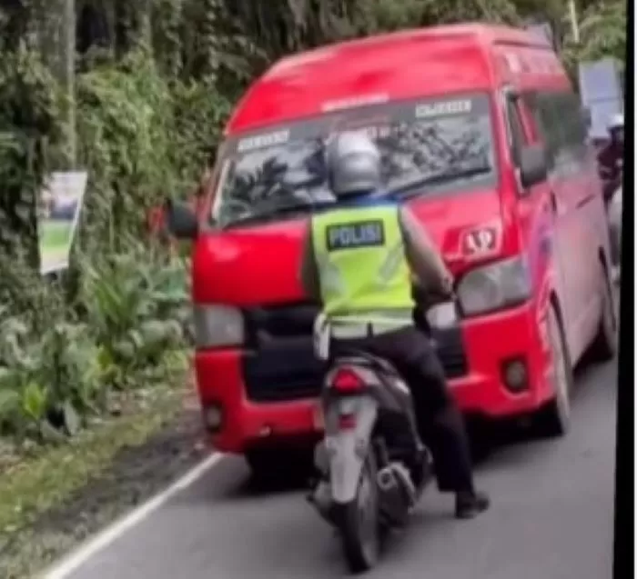 Viral, Polisi Lalu Lintas Halau Minibus Melawan Arus di Brastagi, Netizen Soroti Sepeda Motor Tanpa Pelat Nomor