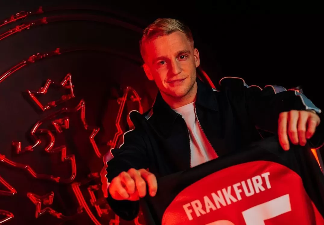 MU Pinjamkan Pemain Bertahannya Donny van De Beek ke Eintracht Frankfurt