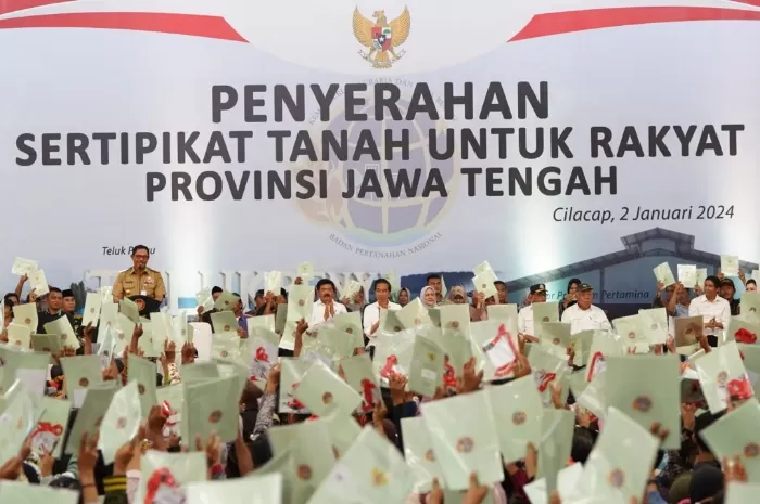 Asik!!! Presiden Jokowi Serahkan Ribuan Sertifikat Tanah Kepada Masyarakat Cilacap, Ini Pesannya Jika di Agunan