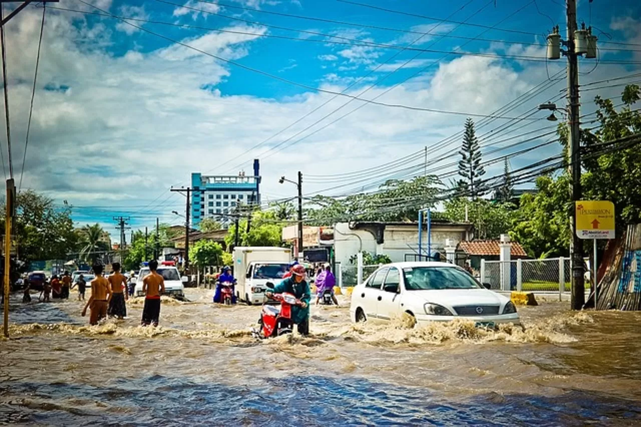 Musim Hujan! Simak Tips Mengendarai Mobil saat Harus Melintasi Banjir