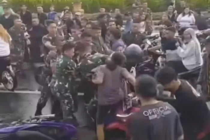 Rombongan Pengantar Jenazah Memainkan Gas Motor Hingga Undang Protes Warga dan TNI, Terpancing Emosi Kericuhan Terjadi