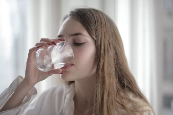 5 Manfaat Ampuh Minum Air Putih Bagi Kesehatan Tubuh, Jarang Membuat Anda Ke Dokter dan Tetap Sehat Lho!