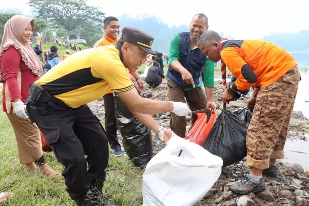 Sampah Telaga Ngebel Dibersihkan Bareng Polisi, TNI dan Relawan