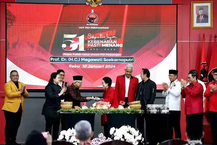 Ketua Umum PDIP Megawati Soekarnoputri Serahkan Potongan Tumpeng Pertama HUT Partai ke-51 Kepada Wapres Ma'ruf Amin