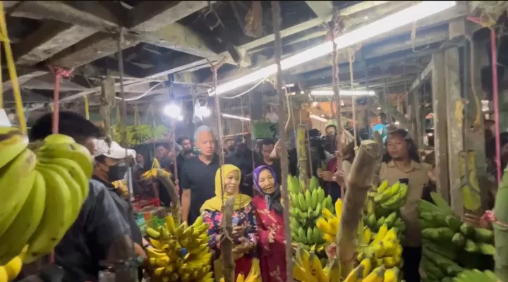 Blusukan ke Pasar Pucang Surabaya, Ganjar Pranowo Paparkan Strategi ‘Sat-Set’ untuk Stabilkan Harga Pangan