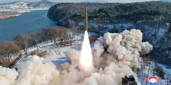 Korea Utara Uji Coba Rudal Hipersonik Berbahan Bakar Padat