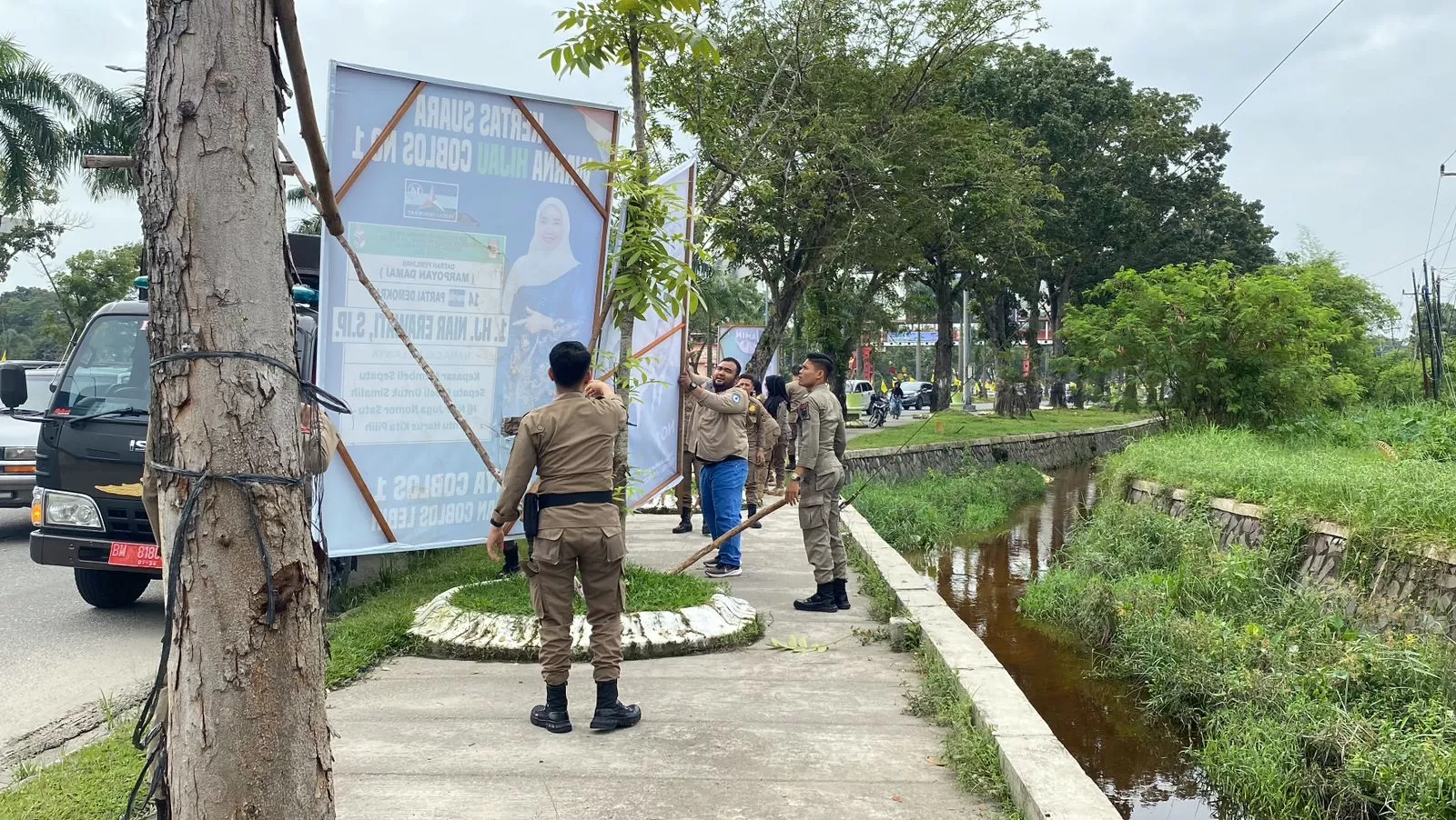 Langgar Aturan, Bawaslu Amankan Seratusan APK di Kota Pekanbaru, Ada yang Nempel di Pohon dan Tiang Listrik