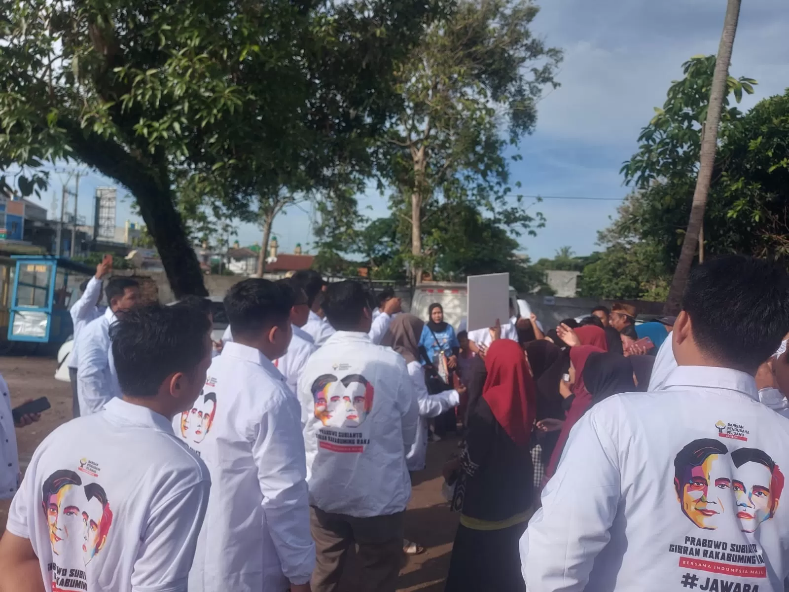 Dukung Program Prabowo-Gibran, BPP Provinsi Banten Bagi-Bagi Susu dan Makan Siang Gratis di Anyer Kabupaten Serang