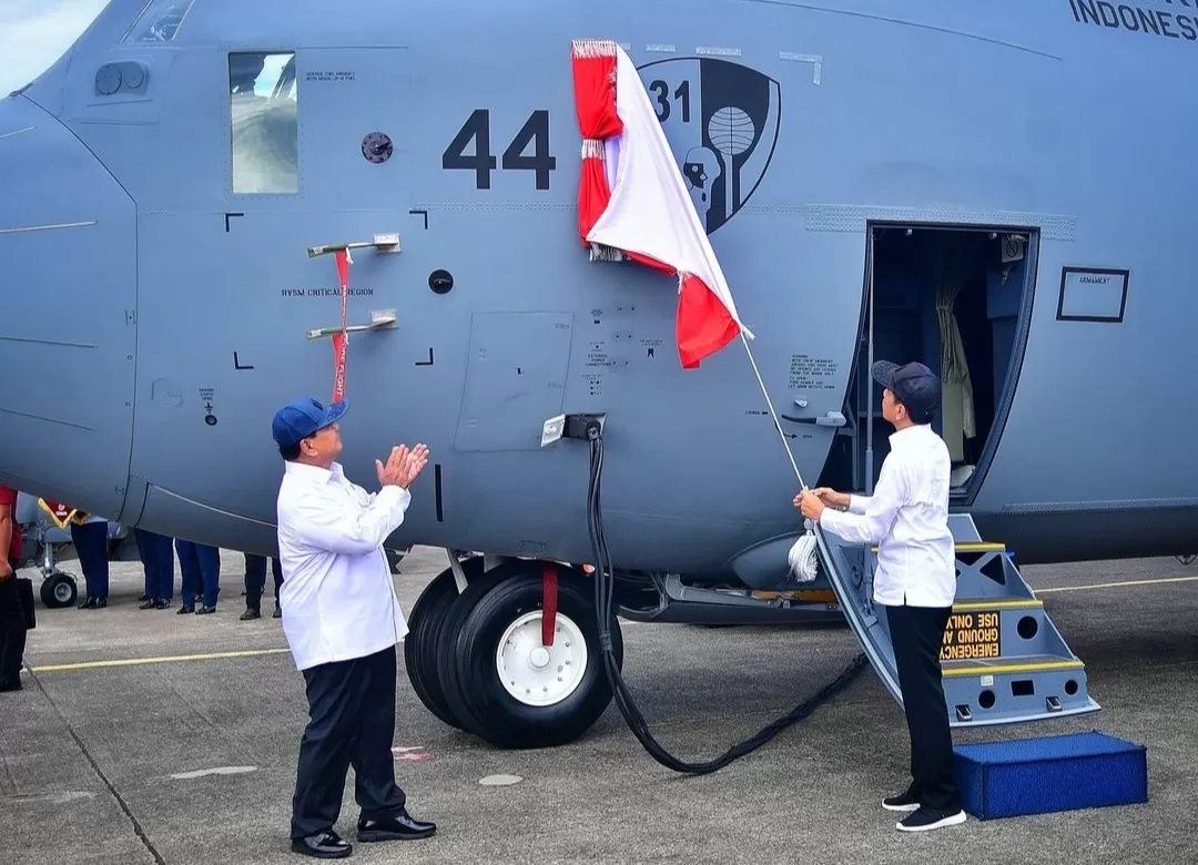 Disaksikan Jokowi, Prabowo Serahkan Pesawat Keempat C-130J Super Hercules untuk TNI AU