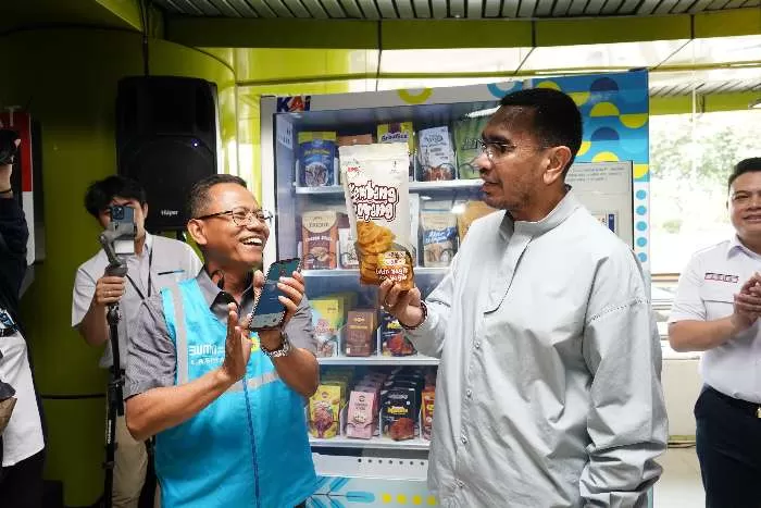 Kerja sama PLN-PT KAI siapkan Vending Machine UMKM Stasiun Gambir, beli oleh-oleh khas Jakarta jadi lebih praktis