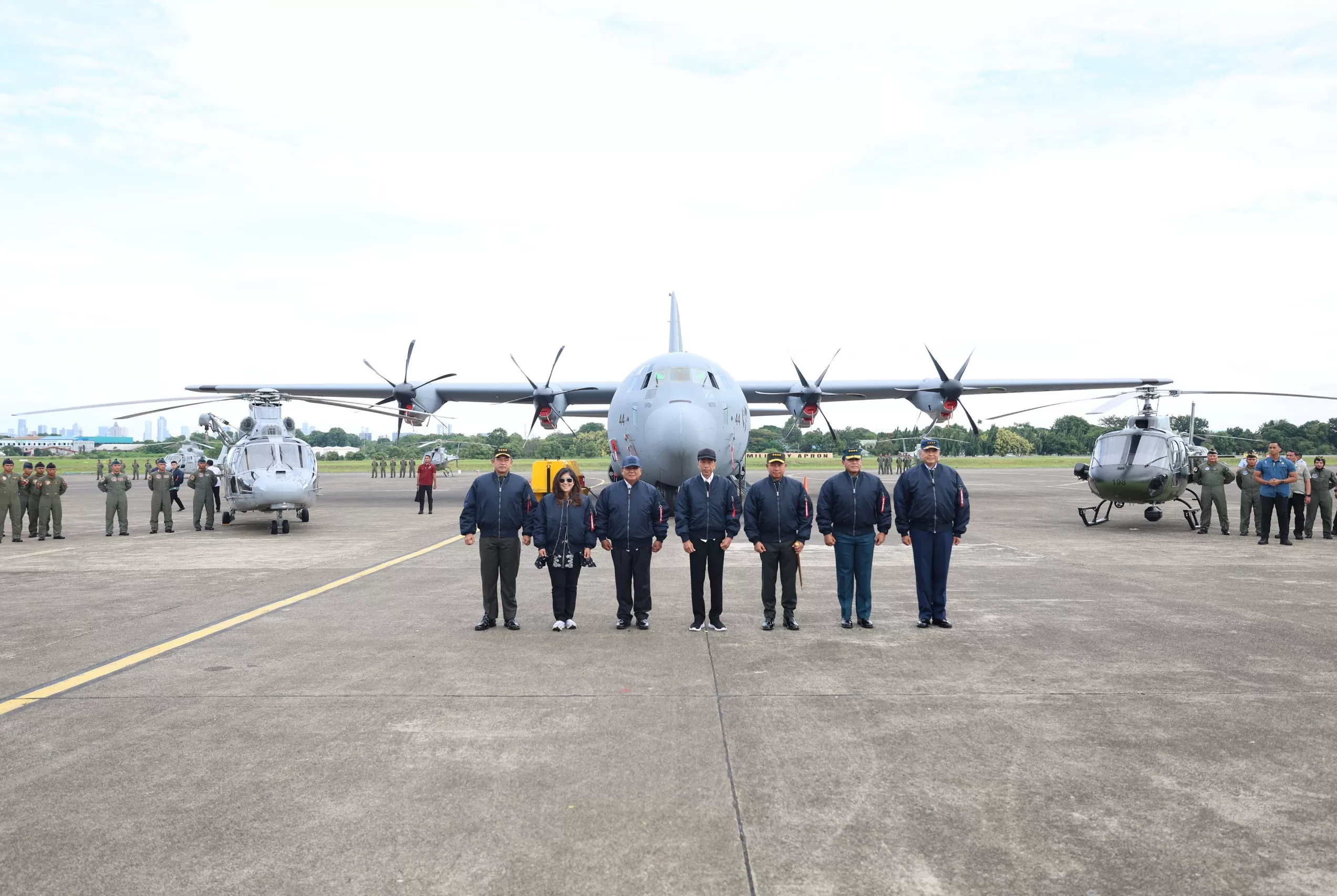 Momen Menarik! Jokowi, Prabowo, KSAU dkk Kompak Pakai Jaket Bomber Saat Serah Terima C-130J Super Hercules