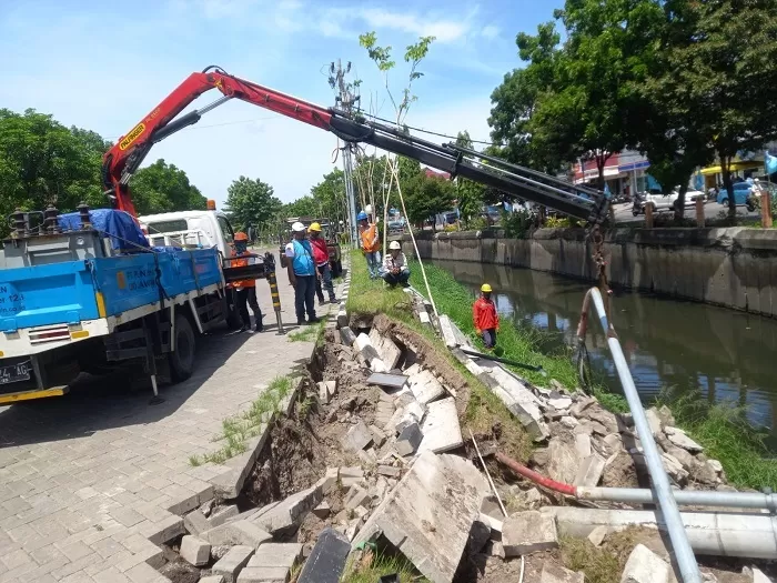 PLN Pulihkan Pasokan Listrik Terdampak Cuaca Ekstrem di Beberapa Daerah di Jawa Timur