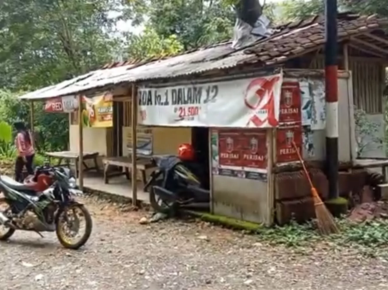 Warung Sendirian Terpencil di Kabupaten Ponorogo Ini Unik Bukanya Tengah-tengah Hutan: Banyak Menunya, Bahkan Ada...