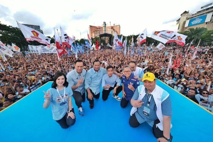 Ratusan Ribu Massa Ikuti Kirab Kebangsaan Prabowo-Gibran di Simpang Lima Semarang