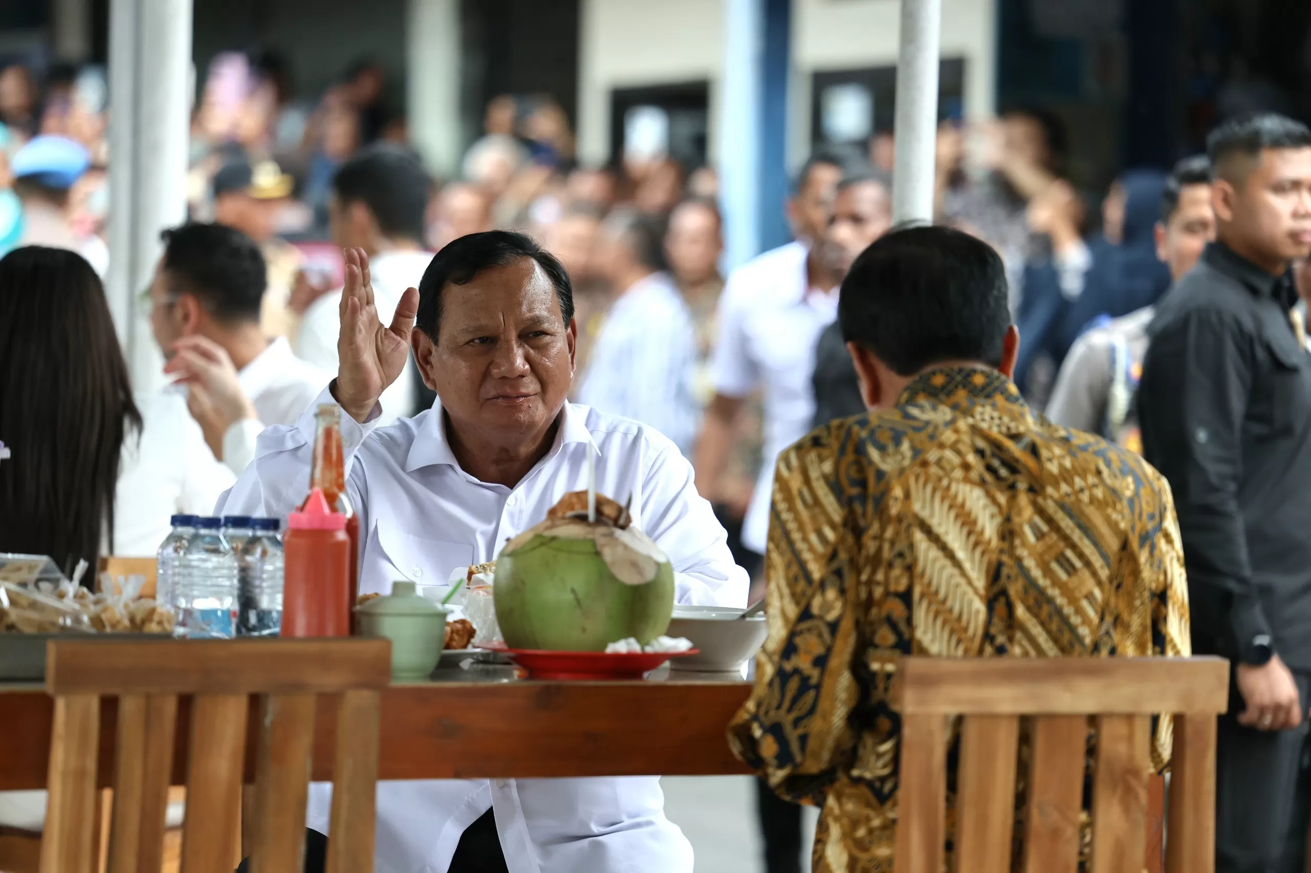 Kedatangan Jokowi dan Prabowo Subianto di Kios Bakso Pak Sholeh Bandongan Disambut Suka Cita Ratusan Warga Magelang