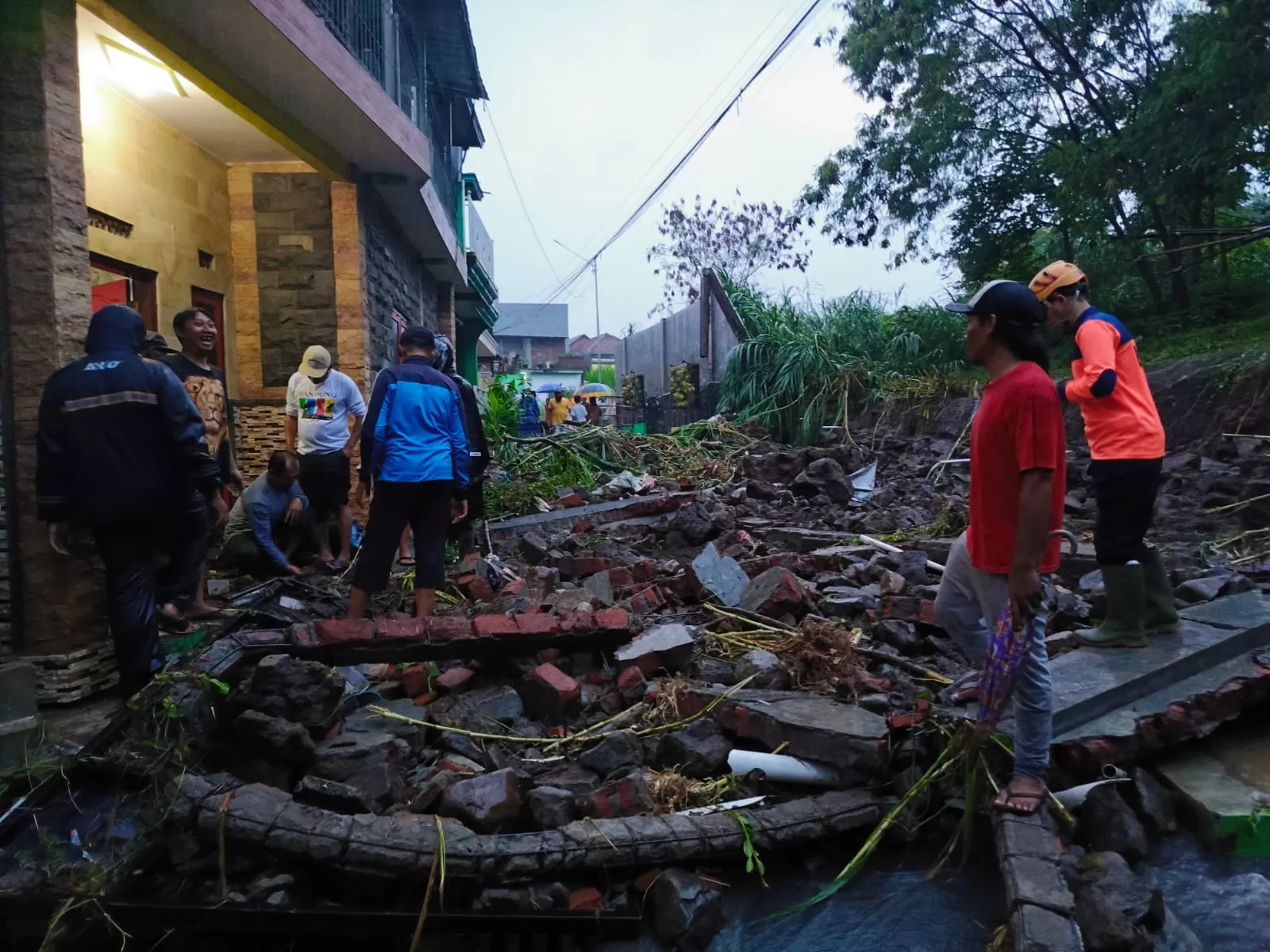 Banjir Kota Batu Tembok Hotel Singhasari Jebol, Dua Rumah Rusak, Tiga Mobil Hanyut dan Hipam Terputus