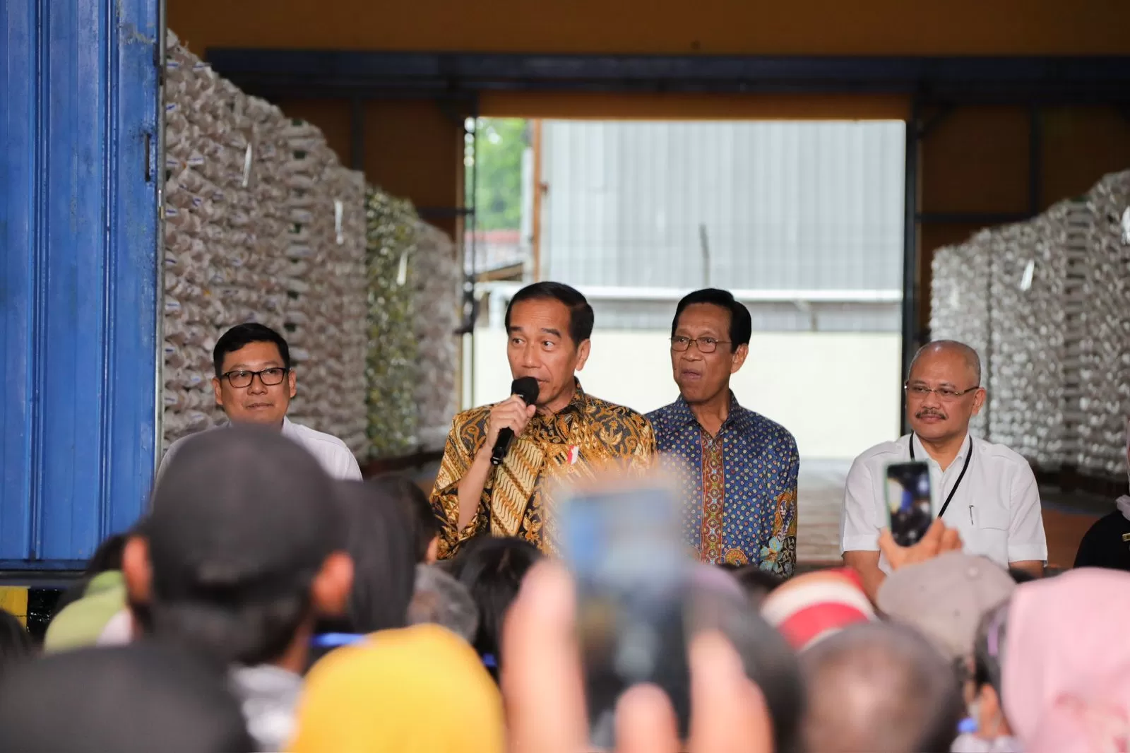 Presiden Jokowi dan Bulog Salurkan Bantuan Pangan ke Warga Sleman