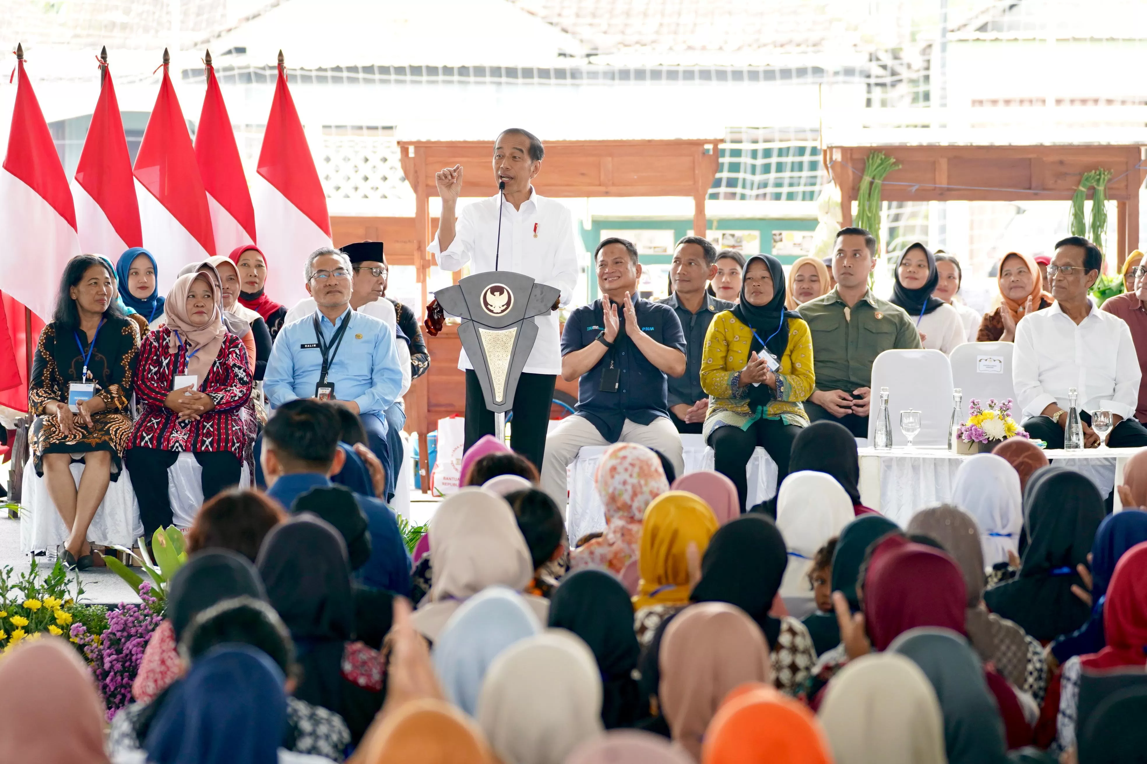 Jokowi Ajak Sultan Jogja Temui 5.000 Nasabah PNM Mekaar di Bantul