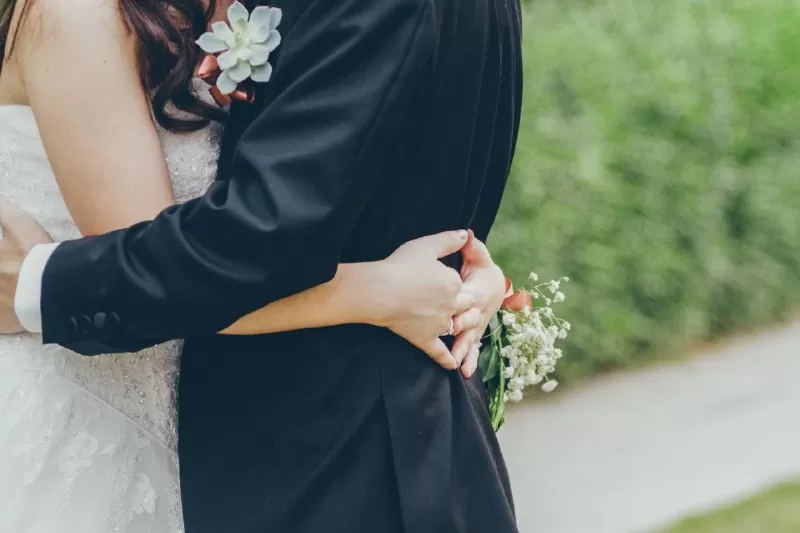 Wajib Kamu Ketahui! 3 Tradisi Pernikahan Unik di Dunia, dari Diludahi hingga Mandi Sampah