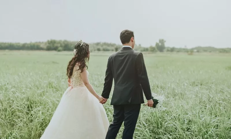 Deretan 3 Tradisi Pernikahan Unik yang Ada di Dunia, Wajib Mandi Sampah Sebelum Menikah
