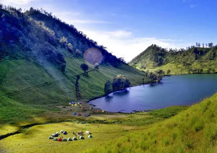 Dijuluki Surganya Gunung semeru, Begini Keindahan Danau Ranu Kumbolo: Bisa Camping Sambil Nge Grill Juga!