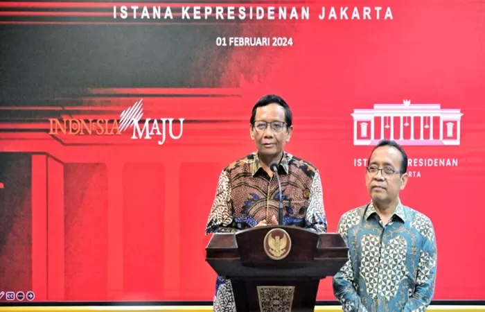 Mahfud Md Serahkan Surat Pengunduran Diri Pada Presiden Jokowi