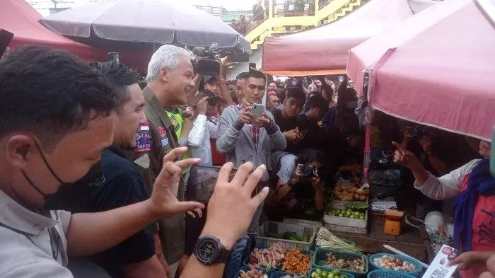Ganjar Pranowo Blusukan ke Pasar Palimo Palembang, Dengarkan Keluhan Pedagang