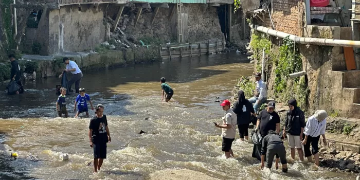 Rangkul Pemuda di Bandung, TPN Ganjar Mahfud 'Merumput' Sambil Bebersih Sungai Cikapundung