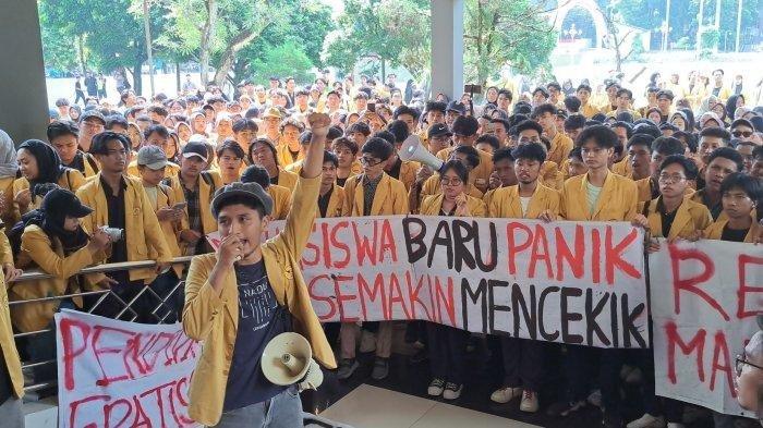 Demo Mahasiswa Berujung Anarkis, Kenaikan UKT Unsoed Dibatalkan, Kampus: Jadwal Registrasi Diundur