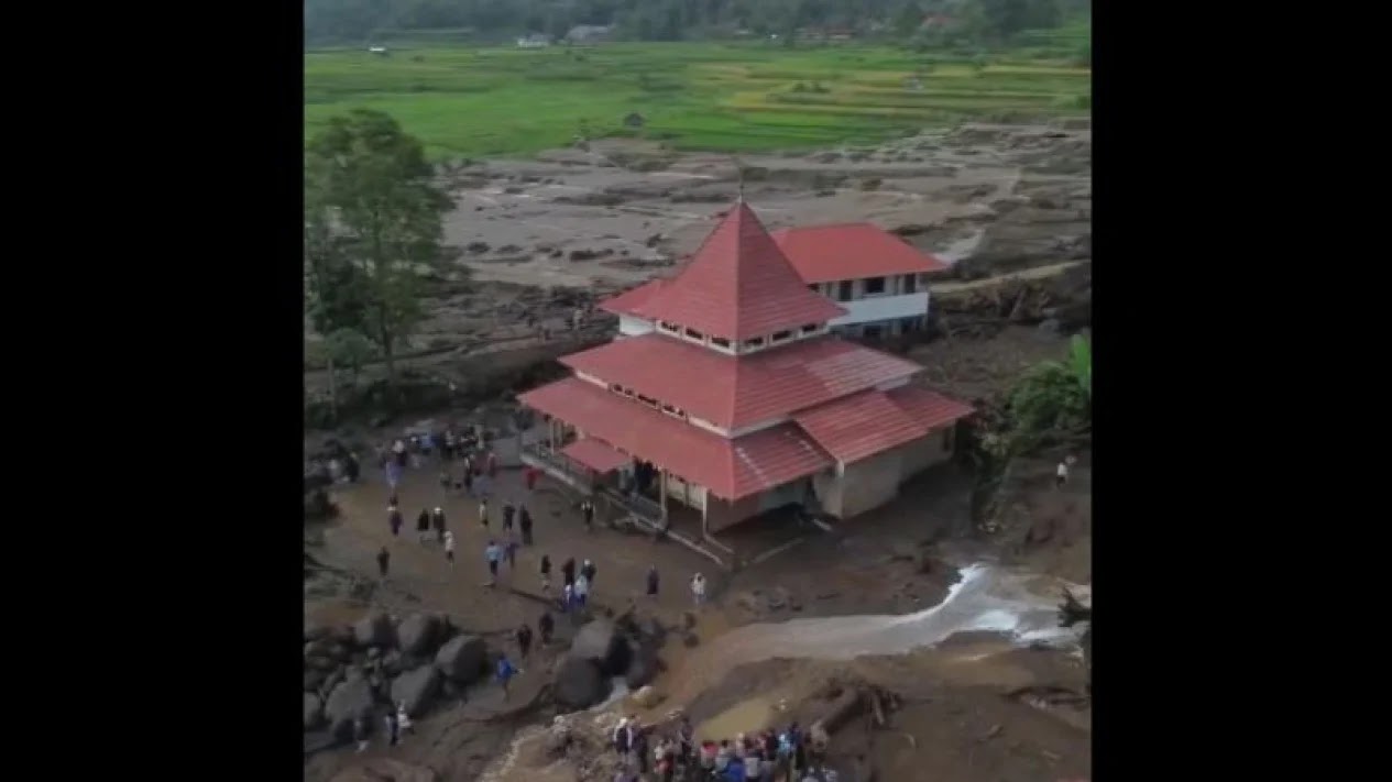 Viral, Masjid di Sumbar Tetap Kokoh Berdiri Walau Dihantam Banjir Bandang Lahar Dingin