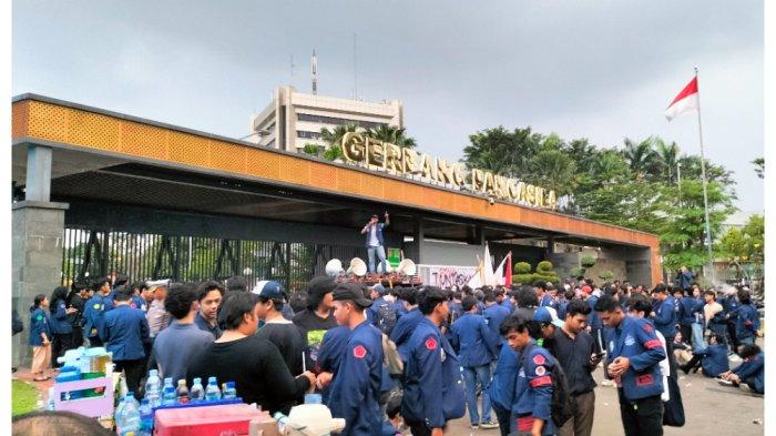 BREAKING NEWS Demo Mahasiswa Trisakti Geruduk Gerbang Pancasila, Pintu Masuk Gedung DPR Senayan