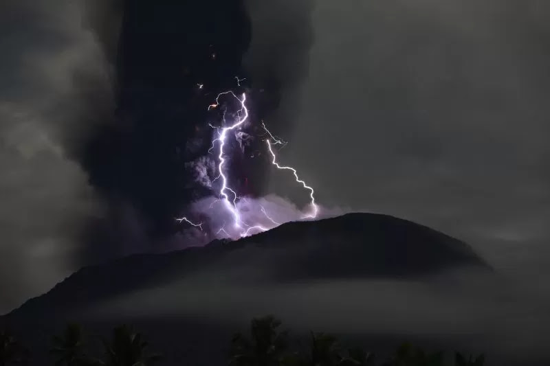 Letusan Gunung Ibu Memicu Badai Petir Vulkanik